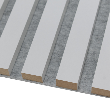 Lamela ścienna na szarym filcu - biały lamel