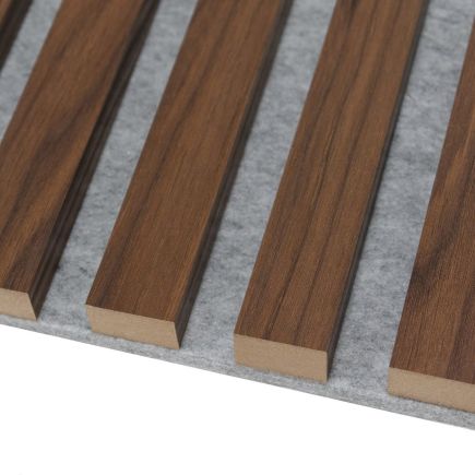 Lamela ścienna na szarym filcu - orzech klasyczny lamel