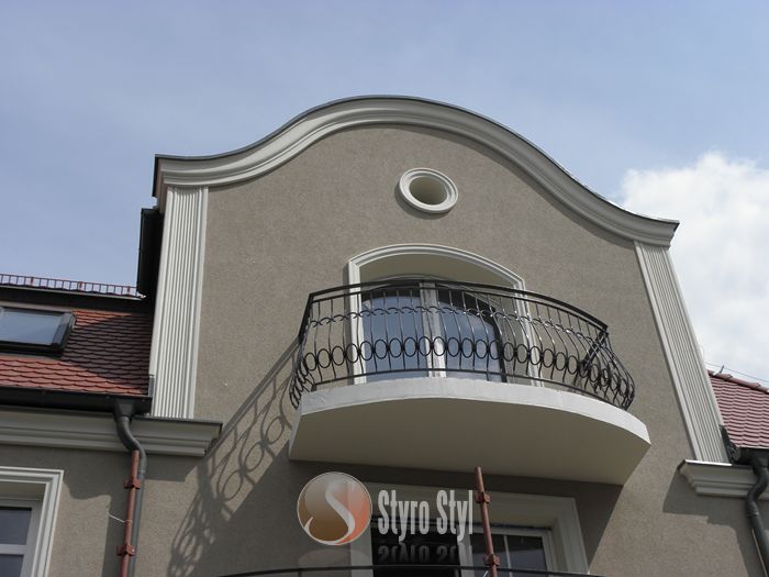 Gzymsy elewacyjne wkleja się (przy użyciu odpowiedniego kleju) na ścianę (po uprzednim przygotowaniu do tynkowania), następnie zatapia się siatkę i kładzie się tynk. Praca ta wymaga doświadczenia i wprawy. Identycznie postępuje się przy montażu innych profilów styropianowych, takich jak listwy elewacyjne, czy wsporniki elewacyjne.